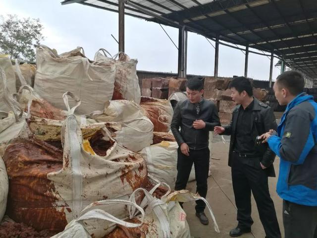 觸目驚心！誰把萬噸污染物倒入長江？